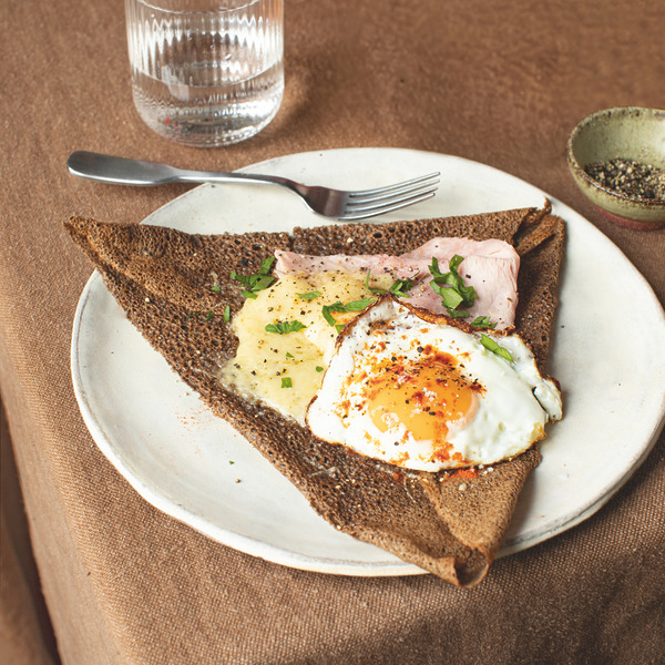 Galettes de sarrasin au jambon blanc, Comté et œuf