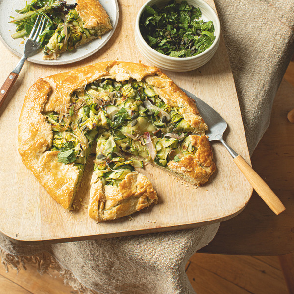 Tarte rustique à la crème de feta, courgettes et oignons